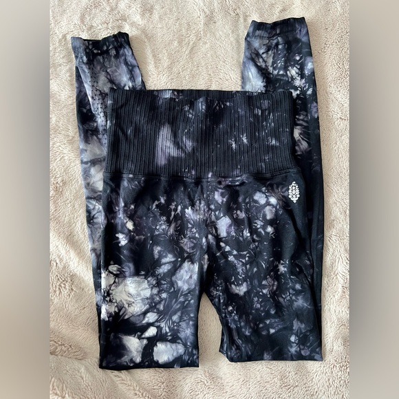 Free People FP Movement Om Shanti Tie Dye Leggings •EUC - Picture 9 of 13